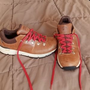 Size 9 brown leather Vibram mens sneakers